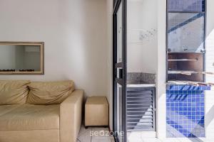 Apto c varanda a 150m do mar em Meia Praia RCB405