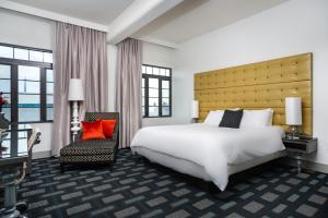 Deluxe King Room room in Padre Hotel