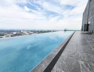 Luxury DoubleTree Hill10 Residence at i-City , free parking H2901