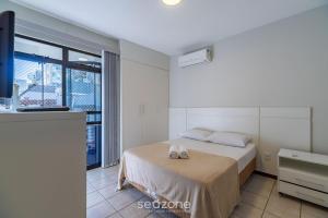 Apto c varanda a 150m do mar em Meia Praia RCB405