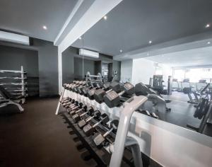 Luxe 2BR with Balcony, Pool, Gym