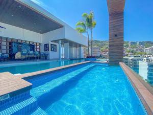 Luxe 2BR with Balcony, Pool, Gym