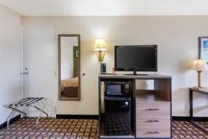 Double Room with Two Double Beds - Non-Smoking room in Quality Inn Huron