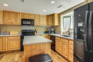 Spacious Brian Head Mtn Getaway w Hot Tub!