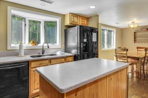 Spacious Brian Head Mtn Getaway w Hot Tub!