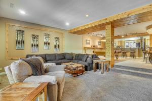 Spacious Brian Head Mtn Getaway w Hot Tub!