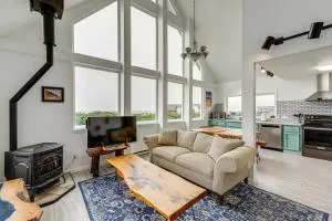 Deck and Walk to Beach Southern Oregon Coast Home! - Merlin