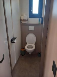 Campings Chalet dans domaine avec piscine : photos des chambres