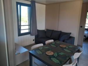 Campings Chalet dans domaine avec piscine : photos des chambres