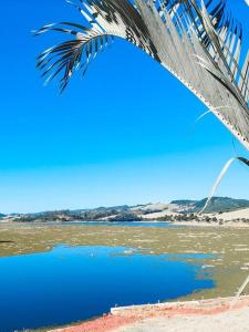 Chácara com vista exuberante e acesso à represa