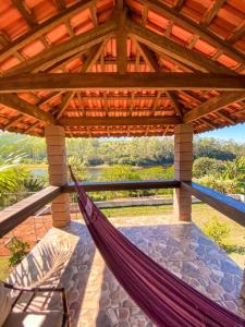 Chácara com vista exuberante e acesso à represa