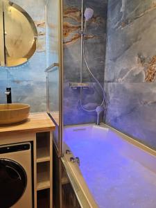 Paris La Defense - Modern Apartment with Jacuzzi