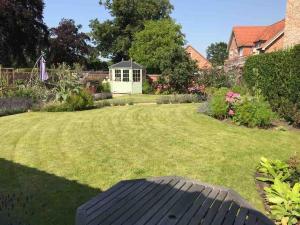 Pretty Garden Cottage