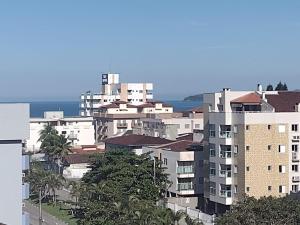 ÁREA DE LAZER NA COBERTURA COM VISTA PARA O MAR