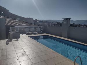 ÁREA DE LAZER NA COBERTURA COM VISTA PARA O MAR