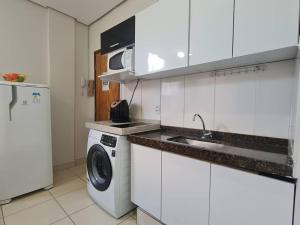 Kitnet 105 central com lavadora tv smart e ar condicionado