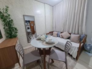 Kitnet 105 central com lavadora tv smart e ar condicionado