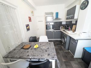 Sejours chez l'habitant Chambres Poitiers Centre Ville - Salle de Bain, Refrigerateur, TV et machine a cafe privatifs - Cuisine commune - Terrasse - Hotel de ville a 200m : photos des chambres