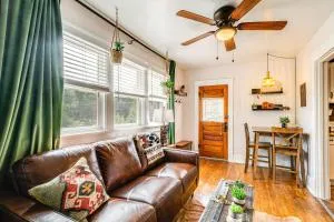 Deck and Fire Pit Manitou Mountain Retreat - 马尼温泉