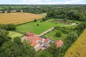 Cottage In Norfolk Sleeps 23 - Private Pool, Fishing Lake, Hot Tub Ref 99008Sc - Wretham