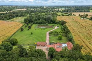 Cottage In Norfolk Sleeps 23 - Private Pool, Fishing Lake, Hot Tub Ref 99008Sc