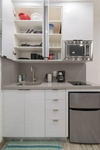 Renovated studio w ocean views boardwalk steps