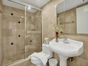 Beautiful condo in resort beach service 1004