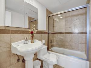 Beautiful condo in resort beach service 1004