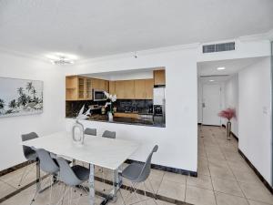 Beautiful condo in resort beach service 1004