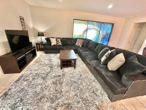 Epic 8BR Lakefront Pool Home Near Disney and Universal