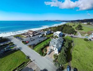 Steps to Beach and Amazing Ocean Views - Miramar Home