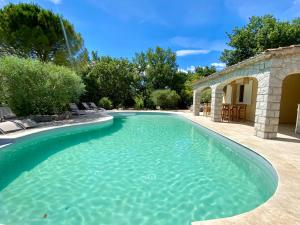 Maison pour 12p, piscine à débordement chauffée davril à octobre inclus