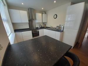 Comfortable and spacious 2 bedrooms Free parking