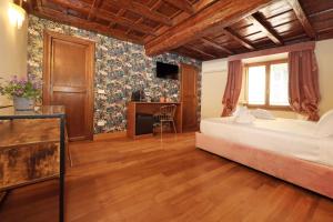 Golden Pantheon Rooms