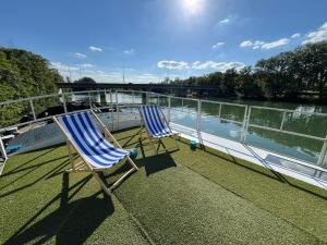 Bateaux Peniche Amadeus conviviale et cosy , proche de Disney et de Paris : photos des chambres