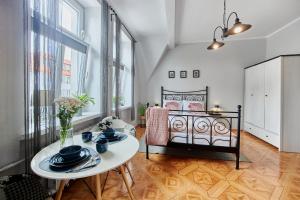 Golden Hour Apartments- Bolesława Chrobrego 8