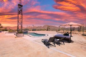 Original Homestead Cabin with shared pool