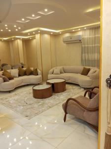 ارقي شقه فندقيه بالمنصوره واطلاله كامله علي النيل