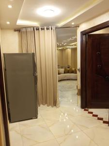 ارقي شقه فندقيه بالمنصوره واطلاله كامله علي النيل