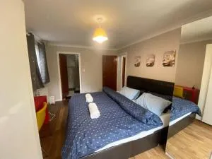 STUNNING 2 BEDROOM WITH GARDEN Sleep 6 - Addington