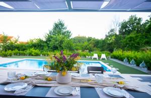 Holiday home Sika with heated pool near Split