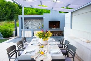 Holiday home Sika with heated pool near Split