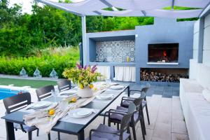 Holiday home Sika with heated pool near Split