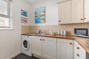 The Pennines - Close to town beach and shops