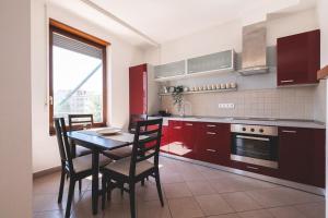 Bright Downtown Balcony Retreat