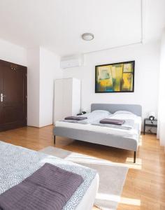 Bright Downtown Balcony Retreat