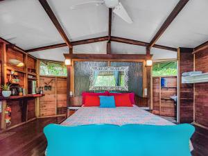 Sloth Romantic Treehouse with plunge pool