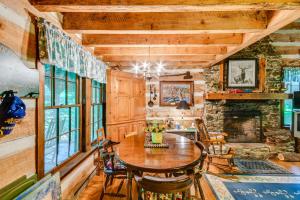 Peaceful Burnsville Cabin By South Toe River!