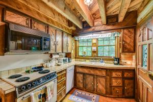 Peaceful Burnsville Cabin By South Toe River!