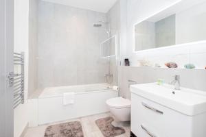 Gorgeous Two-Bedroom Two-Bathrooms Flat Near Acton Main Line Station